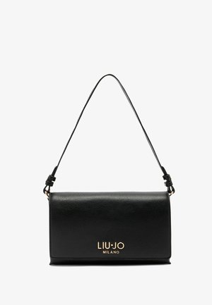 Schwarze Leder-Schultertasche mit glatter Textur, ausgestattet mit einem goldenen Logo und einem verstellbaren Tragegurt. Kompakt eckiges Design.