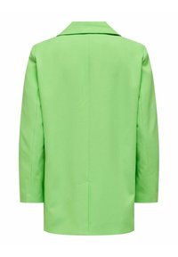 Abrigo verde a medida, hecho de una tela suave, con cuello con muescas, mangas largas y una abertura en la parte trasera. No tiene bolsillos visibles.