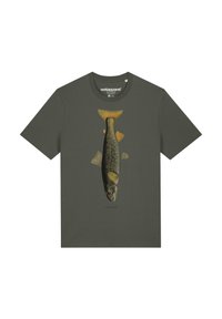 Olivgrünes T-Shirt mit einer detaillierten Illustration eines Fisches in natürlichen Farben; kurze Ärmel, runder Ausschnitt und weiche Stofftextur.