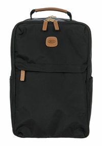 Zaino in nylon nero con texture liscia, dettagli in pelle marrone, maniglia superiore, tasca anteriore con zip e accessori in tonalità dorata.