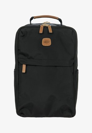 Zaino in nylon nero con texture liscia, dettagli in pelle marrone, maniglia superiore, tasca anteriore con zip e accessori in tonalità dorata.