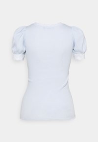Světle modrý top s nafouklými krátkými rukávy, krajkovým lemem na rukávech a výstřihu, přiléhavý design a hladká textura.