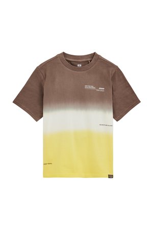 Lyhythihainen T-paita, jossa on ruskea, valkoinen ja keltainen liukuvärjäys, pyöreä kaula-aukko ja pieni painettu teksti ”OFF THE MAP,” ”ADVENTURE ISLAND” ja ”LOST TRAIL.”