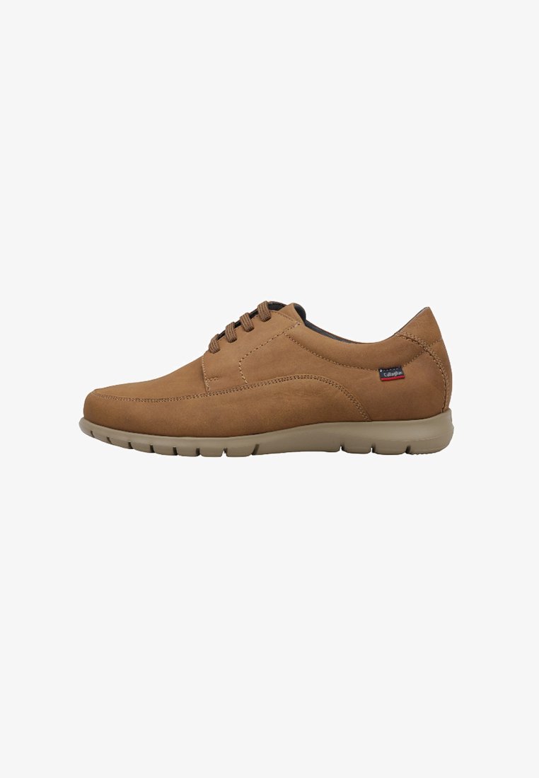 Zapato casual de hombre de cuero marrón con cordones, suela de goma beige, detalles cosidos y una pequeña etiqueta de tela con el logo en el lateral.