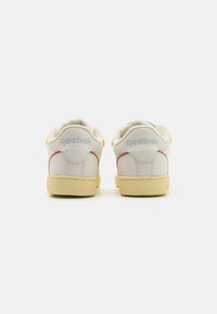 Reebok Classic CLUB C BULC UNISEX - Riedlenčių batai - chalk/weathered white
