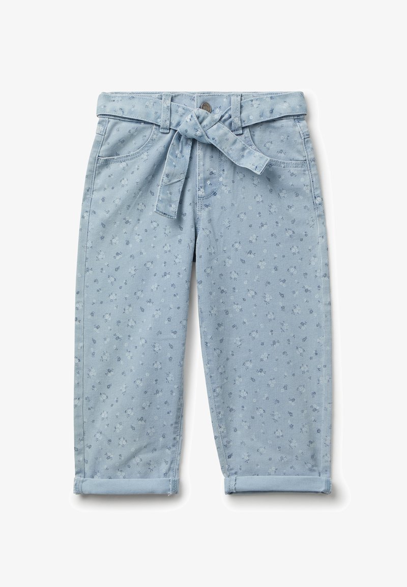 Pantalon en denim bleu clair avec un motif floral, coupe fuselée, ourlets retroussés et une ceinture en tissu assortie. Possède des poches classiques et une fermeture à bouton.