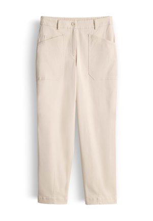 Beige broek met rechte pijpen en hoge taille, grote voorzakken als opgestikte zakken, knoop- en ritssluiting, en lussen voor een riem, plat weergegeven.