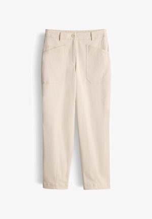Beige broek met rechte pijpen en hoge taille, grote voorzakken als opgestikte zakken, knoop- en ritssluiting, en lussen voor een riem, plat weergegeven.