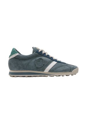 Zapatilla deportiva baja de ante azul con franja blanca en el lateral, cordones beige, suela texturizada y logotipo de corazón en relieve en la parte superior.