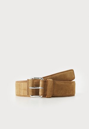 Brun mocka bälte med en silvermetallspänne, som har förstärkt sömnad och en slät yta. Bältet har en ren, enkel design.