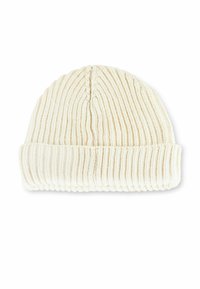 Berretto in maglia color crema con una trama a coste, dotato di un risvolto pieghevole alla base e una parte superiore arrotondata, realizzato in tessuto morbido.