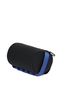 Μαύρη κυλινδρική τσάντα από λείο υλικό, με μπλε λουράκι και υφασμάτινη υφή στη μία πλευρά. Κλείσιμο με φερμουάρ στην κορυφή.