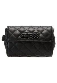 Czarna pikowana skórzana torba na ramię z klapą i metalowym logo "GUESS" z przodu.