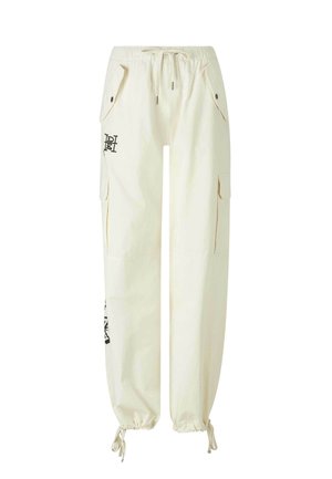 Pantaloni cargo bianchi con polsini elasticizzati, vita con cordino e molteplici tasche laterali. Presentano grafiche nere stampate sul davanti.