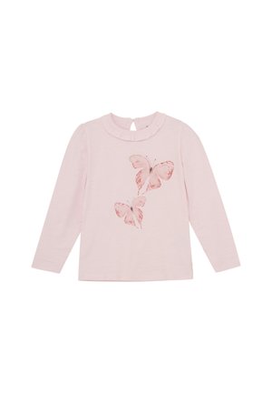 Långärmad rosa skjorta med volangkrage och två fjärilstryck i rosa och lila i mitten, tillverkad av mjukt tyg.