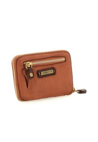 Portafoglio in pelle marrone con zip dorata e piccola tasca frontale con zip, dotato di un'etichetta del marchio in metallo dorato.