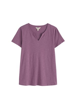 T-shirt violet à manches courtes pour femme avec un col arrondi fendu, en tissu léger texturé.