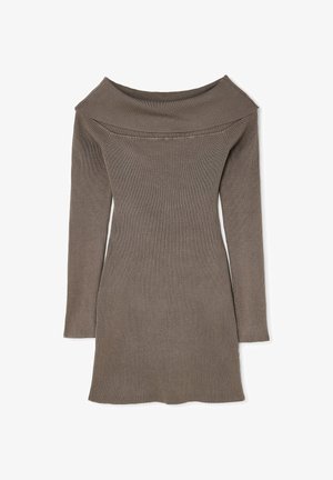 Prążkowana sukienka bez ramiączek w stonowanym brązowym kolorze, z długimi rękawami i dopasowanym krojem oraz prostym dołem.