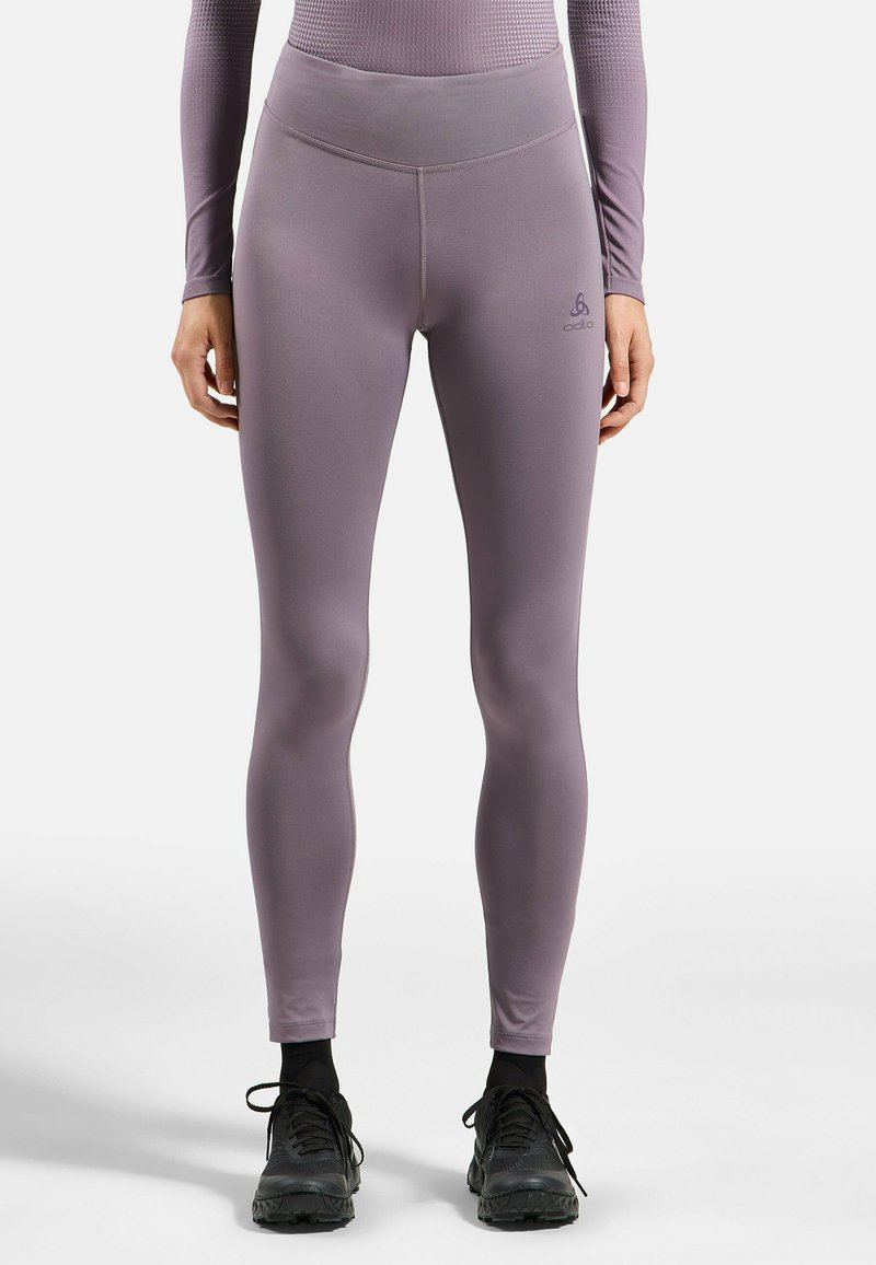 Paarse iets aansluitende legging van rekbaar materiaal met een hoge tailleband, met een klein logo op de linker dij en een gladde textuur.