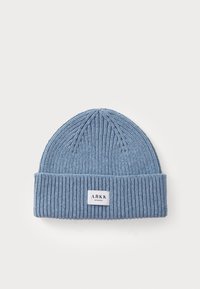 Bonnet tricoté bleu avec une texture côtelée, doté un revers et une étiquette rectangulaire portant "ARKK COPENHAGEN" en blanc.