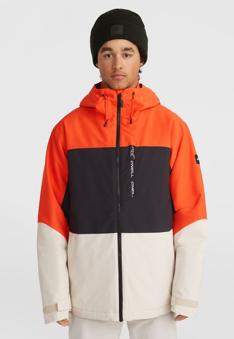 Farbenblockierte Jacke mit orangefarbenen, schwarzen und cremefarbenen Einsätzen. Hergestellt aus synthetischem Material, mit Reißverschluss vorne und verstellbarem Kapuze.