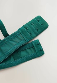 Zielone materiałowe paski z regulowanymi hakami, posiadające teksturowaną powierzchnię oraz detale w postaci przeszyć, zaprojektowane do pewnego mocowania.