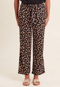 Zwarte wijde broek met een bruine luipaardprint, voorzien van een stoffen strik in de taille en een gestructureerde afwerking.