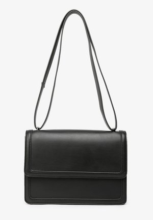 Sac bandoulière en cuir noir avec un design structuré, un rabat avant plat et des sangles réglables. Texture lisse et détails de couture minimalistes.