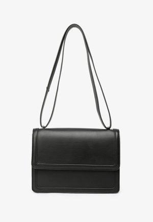 Sac bandoulière en cuir noir avec un design structuré, un rabat avant plat et des sangles réglables. Texture lisse et détails de couture minimalistes.
