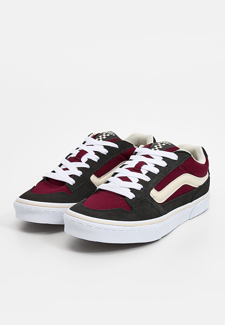 Zapatillas de ante negras y burdeos con cordones blancos y una franja lateral crema. Textura suave, diseño de caña baja y suela de goma.