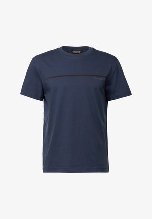 Camiseta de algodón azul marino con cuello redondo, mangas cortas y una franja horizontal negra con texto en el pecho.