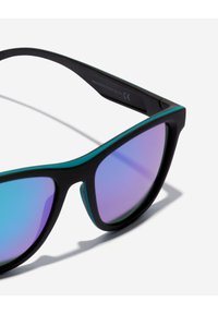 Černé sluneční brýle s tyrkysovým akcentem podél okraje, s zrcadlovými skly, které přecházejí z modré do fialové.