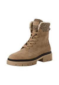 Bottine en daim beige avec un revers en imprimé léopard, doublure crème, fermeture à lacets à l'avant, et une semelle en caoutchouc épaisse avec un motif texturé.