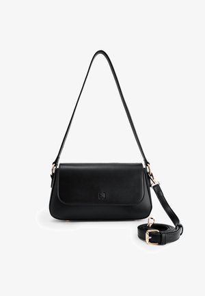 Bolso de mano de cuero negro con una textura suave y cierre de solapa. Presenta una correa de hombro desmontable y acentos en tono dorado.
