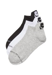 Tres pares de calcetines de tobillo en negro, blanco y gris. Cada par cuenta con una textura de punto suave e incluye el logo de "Karl Lagerfeld".