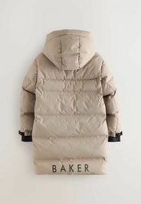 Beige Daunenjacke mit Kapuze, die horizontale Nähte und schwarze Akzente aufweist. "BAKER" ist am Rücken nahe dem Saum aufgedruckt. Glatte Textur.