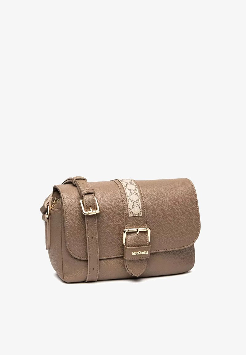 Borsa a tracolla in pelle color talpa con finitura testurizzata, dotata di tracolla tono su tono e dettagli hardware color oro. Chiusura frontale con dettaglio logo.