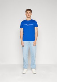 Tommy Hilfiger LOGO TEE - T-shirts med print - navy