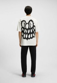 HUGO - T-shirt z nadrukiem