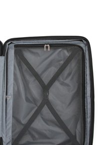 Valise grise vide ouverte avec des sangles noires croisées et un compartiment en maille zippé d'un côté.