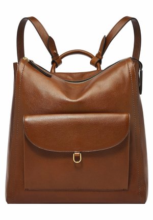 Brauner Lederrucksack mit einer vorderen Klappentasche, goldfarbenem Verschluss, Reißverschluss oben und zwei verstellbaren Schultergurten.