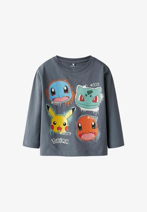 Grå langermet T-skjorte med fargerike Pokémon-karaktergrafikker: Squirtle, Bulbasaur, Pikachu og Charmander med tall.