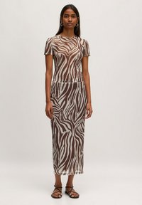 Durchsichtiges braun-beiges Zebradesign-Kleid mit kurzen Ärmeln, einer taillierten Oberseite und einer langen, geraden Silhouette, kombiniert mit Riemchensandalen.