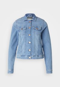 Chaqueta de mezclilla azul claro con un cuello clásico, dos bolsillos en el pecho, botones de cobre y un diseño ligeramente recortado. Textura suave y forma ajustada.