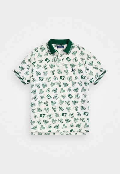 Camisa polo branca com detalhes verdes e um padrão repetido de motivos e números relacionados ao desporto, incluindo "67" e raquetes de ténis.