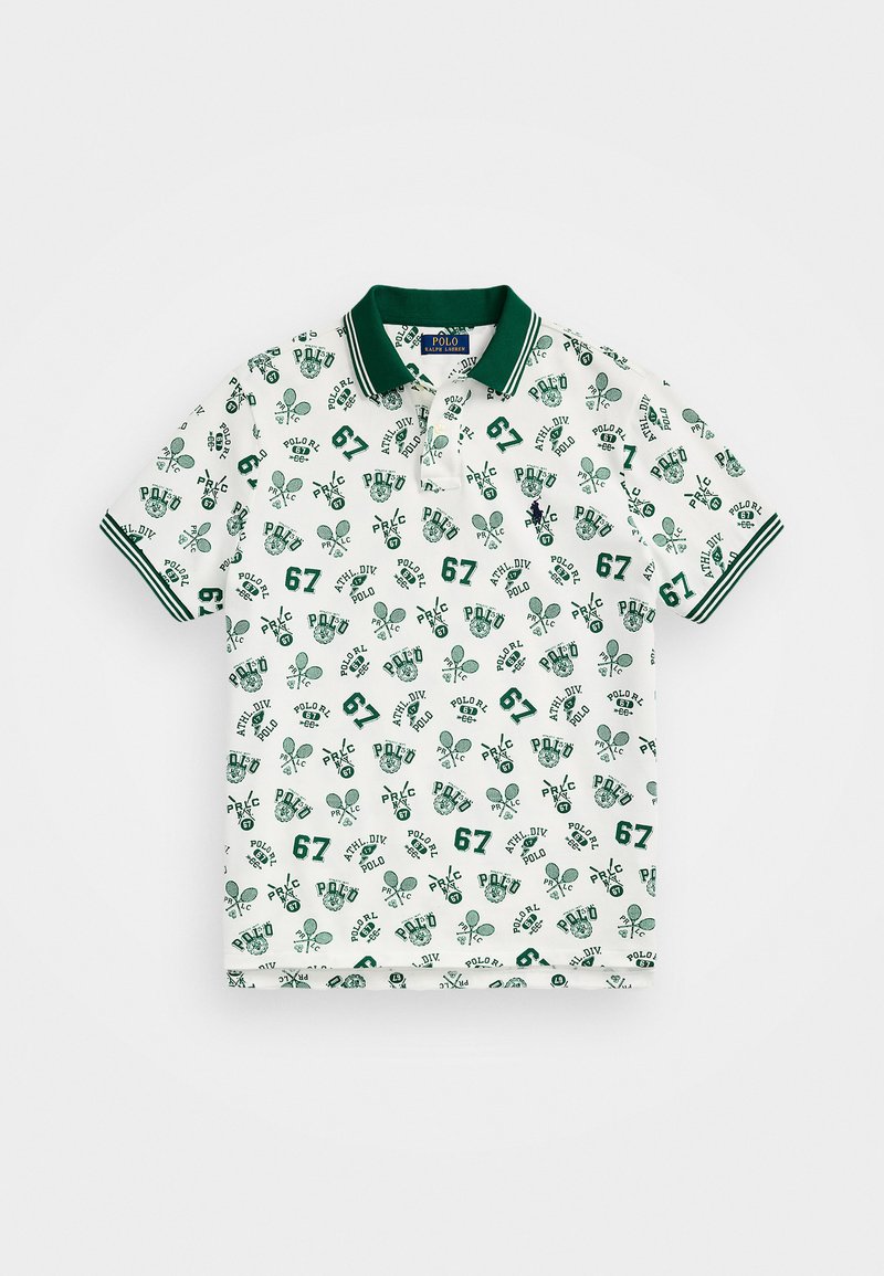 Polo shirt blanc avec des accents verts et un motif répété de motifs et de chiffres liés au sport, y compris "67" et des raquettes de tennis.