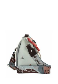 Leder-Umhängetasche mit einem hellgrauen Körper, farbigen Akzenten, einem gemusterten Gurt und einem dekorativen roten Kettendetail. Verfügt über Hardware-Anhängungen.