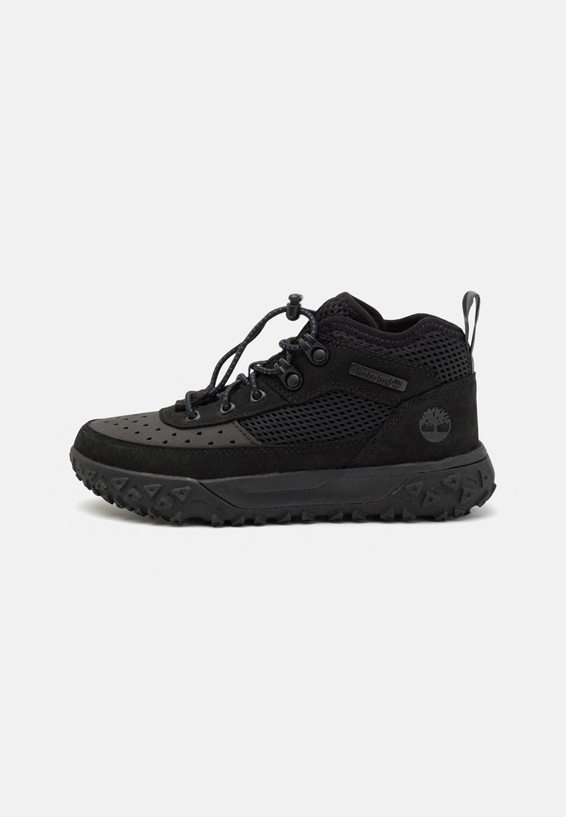Zapato de senderismo negro con parte superior de malla y ante, suela de goma texturizada y sistema de cordones con ajuste tipo toggle.