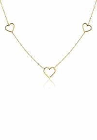 Collar dorado con tres colgantes en forma de corazón abierto, con una delicada cadena y un acabado suave. Diseño minimalista.