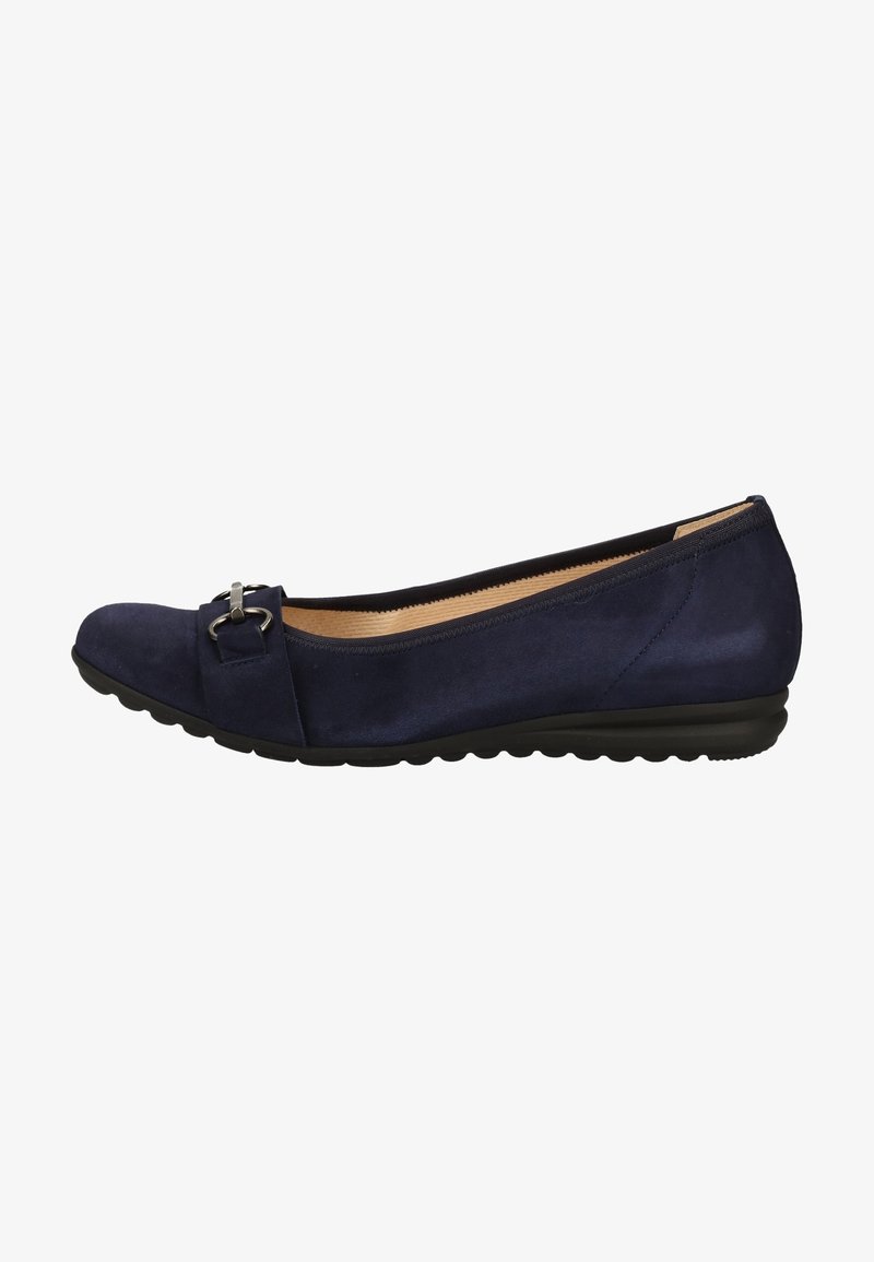 Chaussure plate bleu marine pour femme avec semelle en caoutchouc noire, bout arrondi et détail de boucle métallique argentée sur le dessus avant.